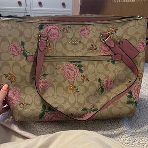 Coach Gallery Tote in Signature Canvas with Prairie Rose Print